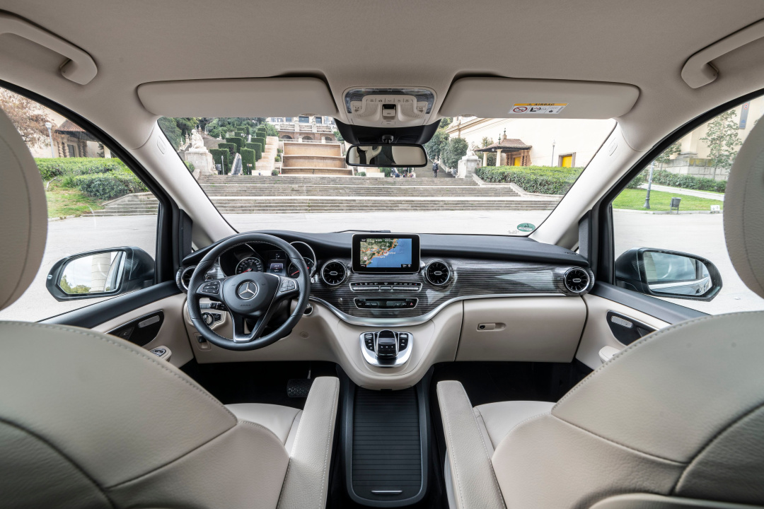 SMALL_座艙設計在既有 Mercedes-Benz 的豪華格局上，以更多元化的方式演繹座艙質感。控台中央則配備 7 吋彩色多媒體顯示器，提供藍牙、USB、CD 等音源介面。